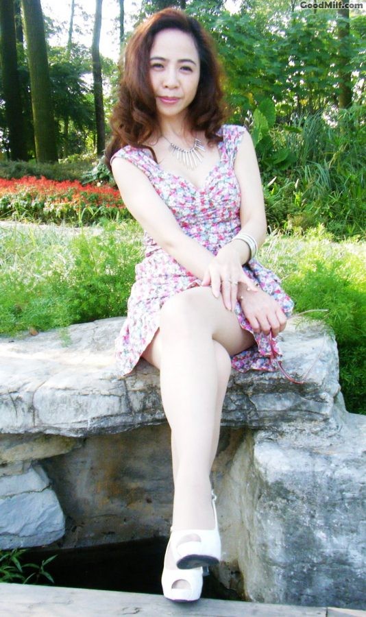 好看的熟女大姐穿低胸裙秀腿[第5张/共6张]