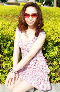 好看的熟女大姐穿低胸裙秀腿