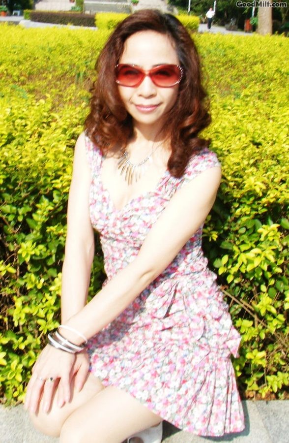 好看的熟女大姐穿低胸裙秀腿[第6张/共6张]