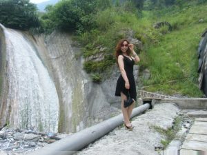 开宝马的熟妇肉丝高跟短裙