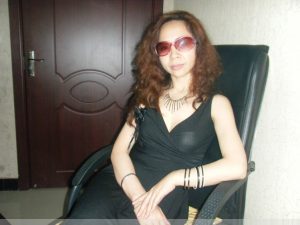 开宝马的熟妇肉丝高跟短裙