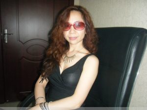 开宝马的熟妇肉丝高跟短裙