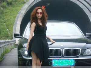 开宝马的熟妇肉丝高跟短裙