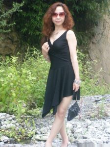 开宝马的熟妇肉丝高跟短裙