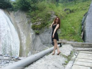 开宝马的熟妇肉丝高跟短裙