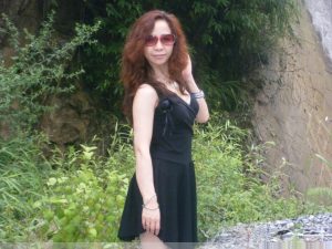 开宝马的熟妇肉丝高跟短裙