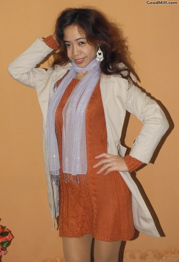 戴帽子的气质姐姐白皮靴丝袜高清[第11张/共16张]