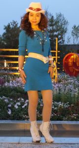 一位文艺女中年在景点各种姿势秀肉丝腿