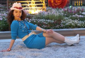 一位文艺女中年在景点各种姿势秀肉丝腿