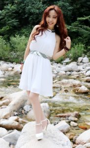 一个文艺女熟出去登山也不忘了穿高跟鞋丝袜