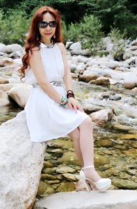 一个文艺女熟出去登山也不忘了穿高跟鞋丝袜