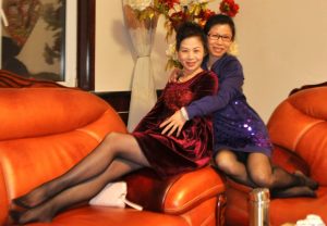 燕子姐和姐妹的黑丝脚熟透了