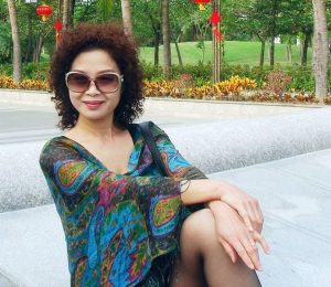 燕子姐穿不穿丝袜都很有味道