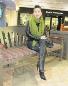 成熟美女爱穿靴子秀长腿