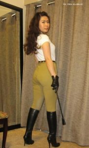 成熟美女爱穿靴子秀长腿