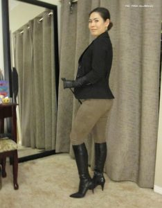 成熟美女爱穿靴子秀长腿