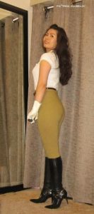 成熟美女爱穿靴子秀长腿