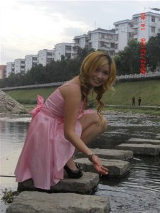 超爱秀美腿的嫂子很容易就上手了