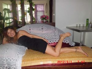 超爱秀美腿的嫂子很容易就上手了