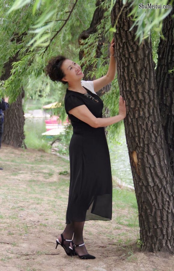 梦姐秀黑丝美腿[第2张/共9张]