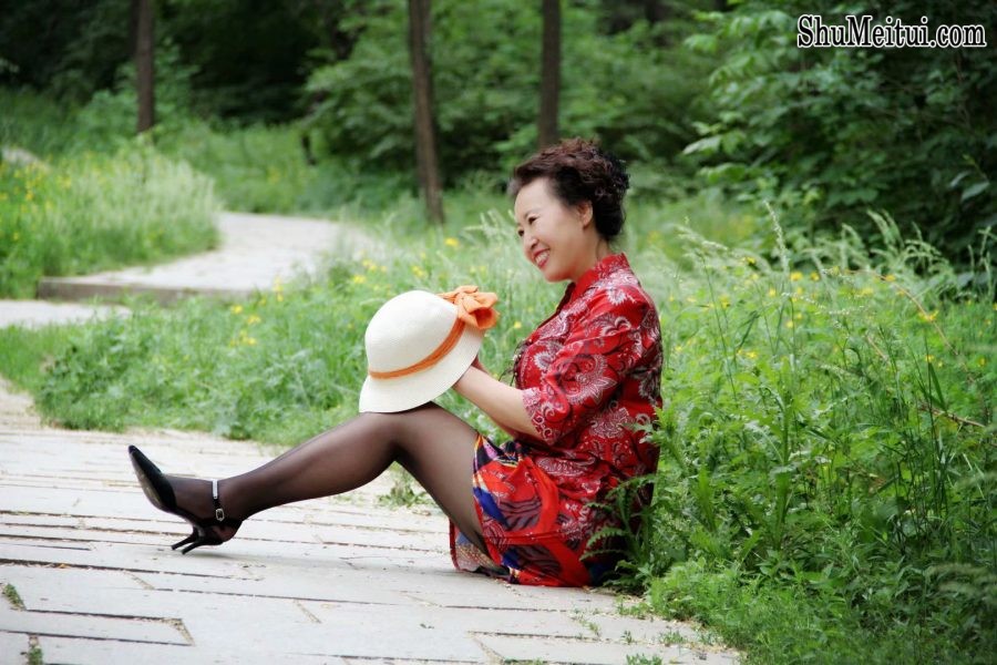 梦姐秀黑丝美腿[第7张/共9张]