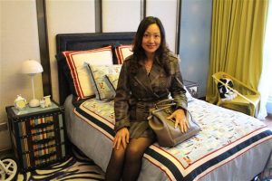 在医院上班的邻居姐姐，她穿了黑色丝袜拍照的腿很好看