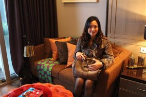 在医院上班的邻居姐姐，她穿了黑色丝袜拍照的腿很好看