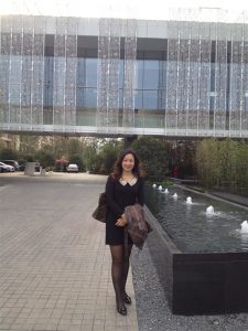 在医院上班的邻居姐姐，她穿了黑色丝袜拍照的腿很好看