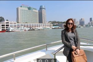 在医院上班的邻居姐姐，她穿了黑色丝袜拍照的腿很好看