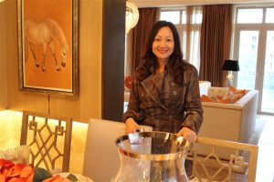 在医院上班的邻居姐姐，她穿了黑色丝袜拍照的腿很好看