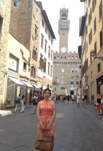 在医院上班的邻居姐姐，她穿了黑色丝袜拍照的腿很好看