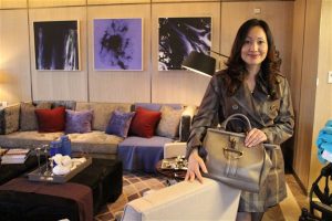 在医院上班的邻居姐姐，她穿了黑色丝袜拍照的腿很好看