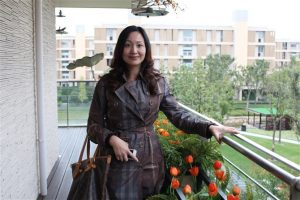 在医院上班的邻居姐姐，她穿了黑色丝袜拍照的腿很好看