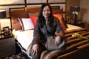 在医院上班的邻居姐姐，她穿了黑色丝袜拍照的腿很好看