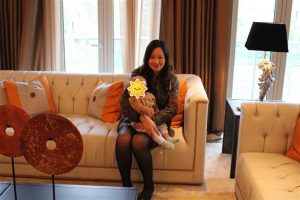 在医院上班的邻居姐姐，她穿了黑色丝袜拍照的腿很好看