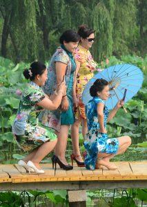 荷塘边肉丝袜姐妹旗袍秀