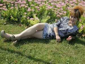 黄头发熟女草地上大白腿高跟轻微露