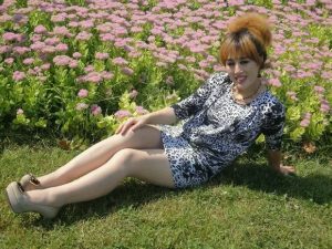 黄头发熟女草地上大白腿高跟轻微露