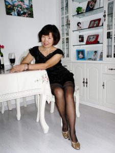 当老师的美妇在家穿着黑丝拍摄生活照