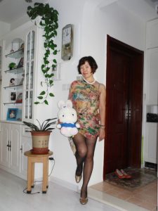 当老师的美妇在家穿着黑丝拍摄生活照