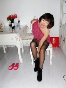 当老师的美妇在家穿着黑丝拍摄生活照