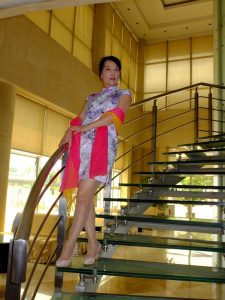 熟女联谊俱乐部里的活动穿旗袍走秀