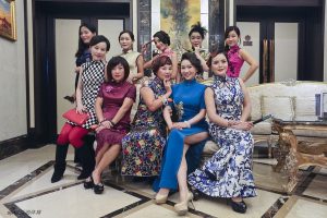 熟女们的旗袍聚会秀腿的好机会