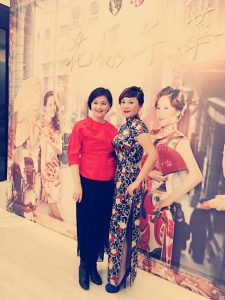 熟女们的旗袍聚会秀腿的好机会