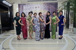 熟女们的旗袍聚会秀腿的好机会