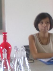 开会时在桌底拍老板女秘书的高跟美腿