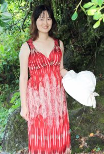 Elin姐长裙低胸都能看到胸罩了