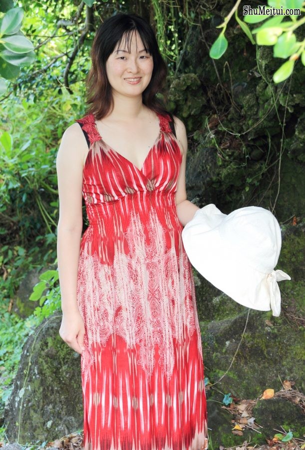 Elin姐长裙低胸都能看到胸罩了[第13张/共18张]