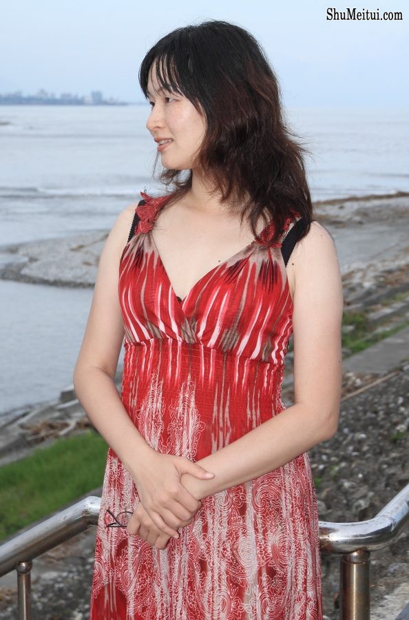 Elin姐长裙低胸都能看到胸罩了[第16张/共18张]