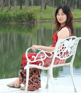 Elin姐长裙低胸都能看到胸罩了